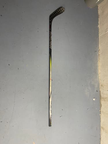 Senior Right Handed P28 Vapor Hyperlite 2 Hockey Stick