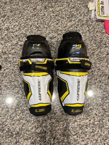 Used Bauer 9" Supreme 2S Pro Shin Pads