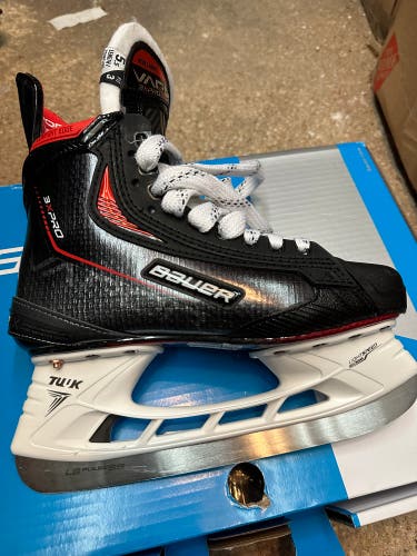 Intermediate Bauer Wide Width  Size 5.5 Fit 3 Vapor 3X Pro Hockey Skates