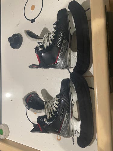 Intermediate Bauer Wide Width Size 4.5 Vapor 3X Hockey Skates