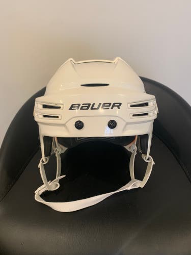 LIKE NEW Used Medium Bauer Re-Akt 75 Helmet  HECC THE END OF 07/2023
