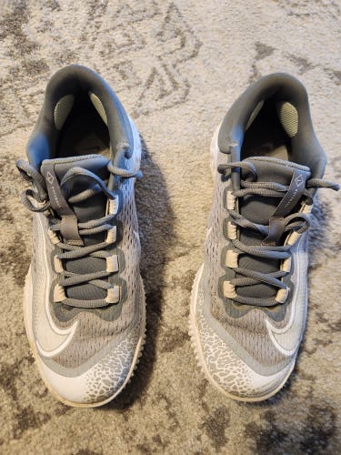 Gray Used Women's Size 8.0 (Women's 9.0) Turf Cleats Nike Low Top