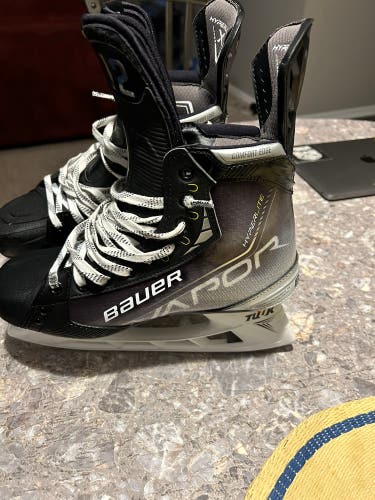 Senior Bauer Regular Width  Pro Stock 8 Vapor Hyperlite Hockey Skates