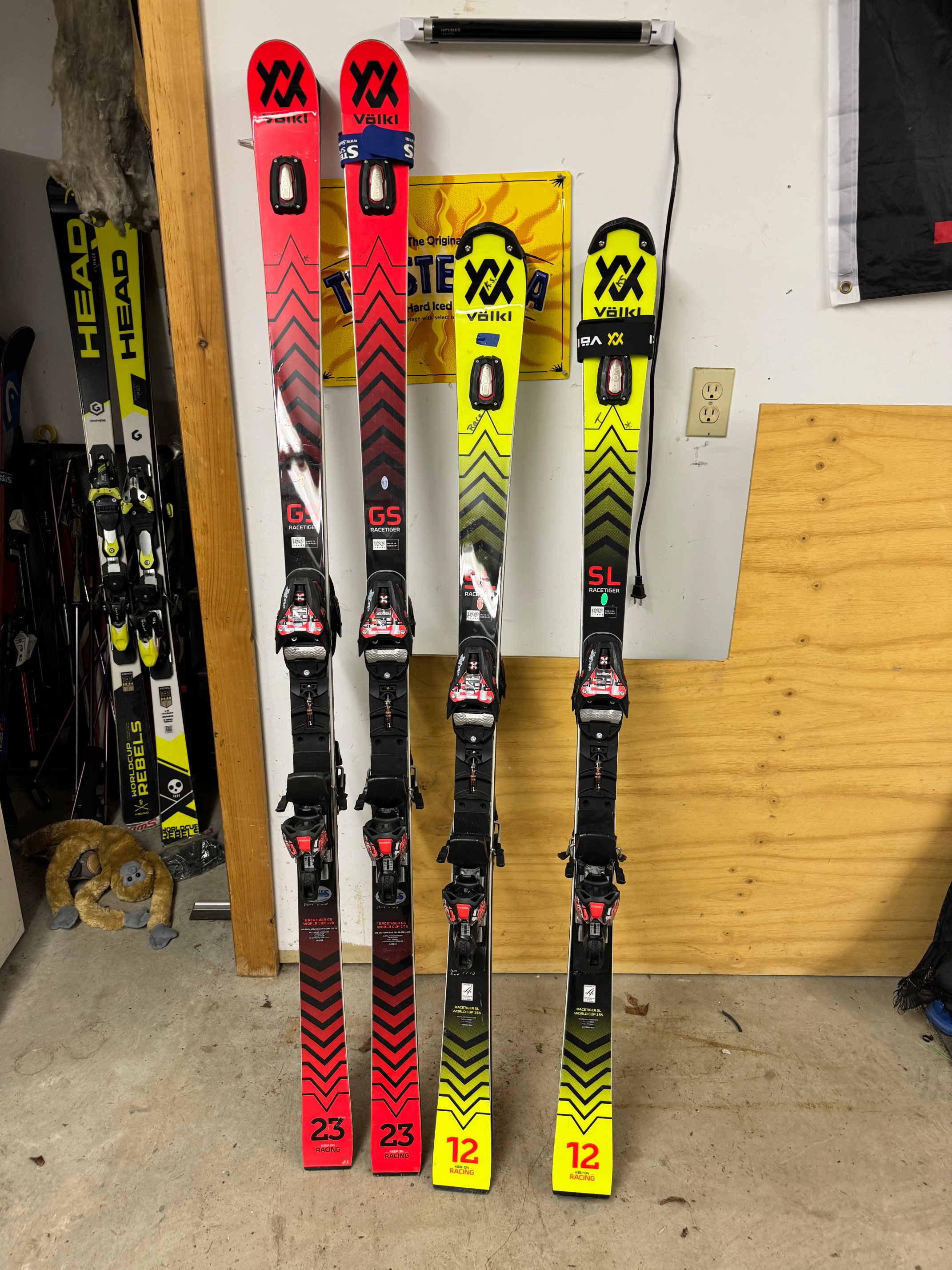 Used Men's 178 2023 Volkl Racing gs skis. Max Din 12