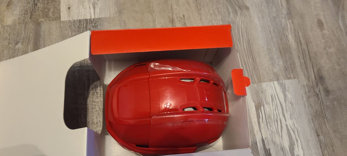 New Medium CCM Tacks 910 Helmet