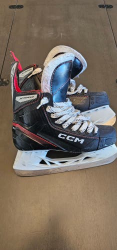 Used Intermediate CCM JetSpeed FT455 Hockey Skates Regular Width Size 5