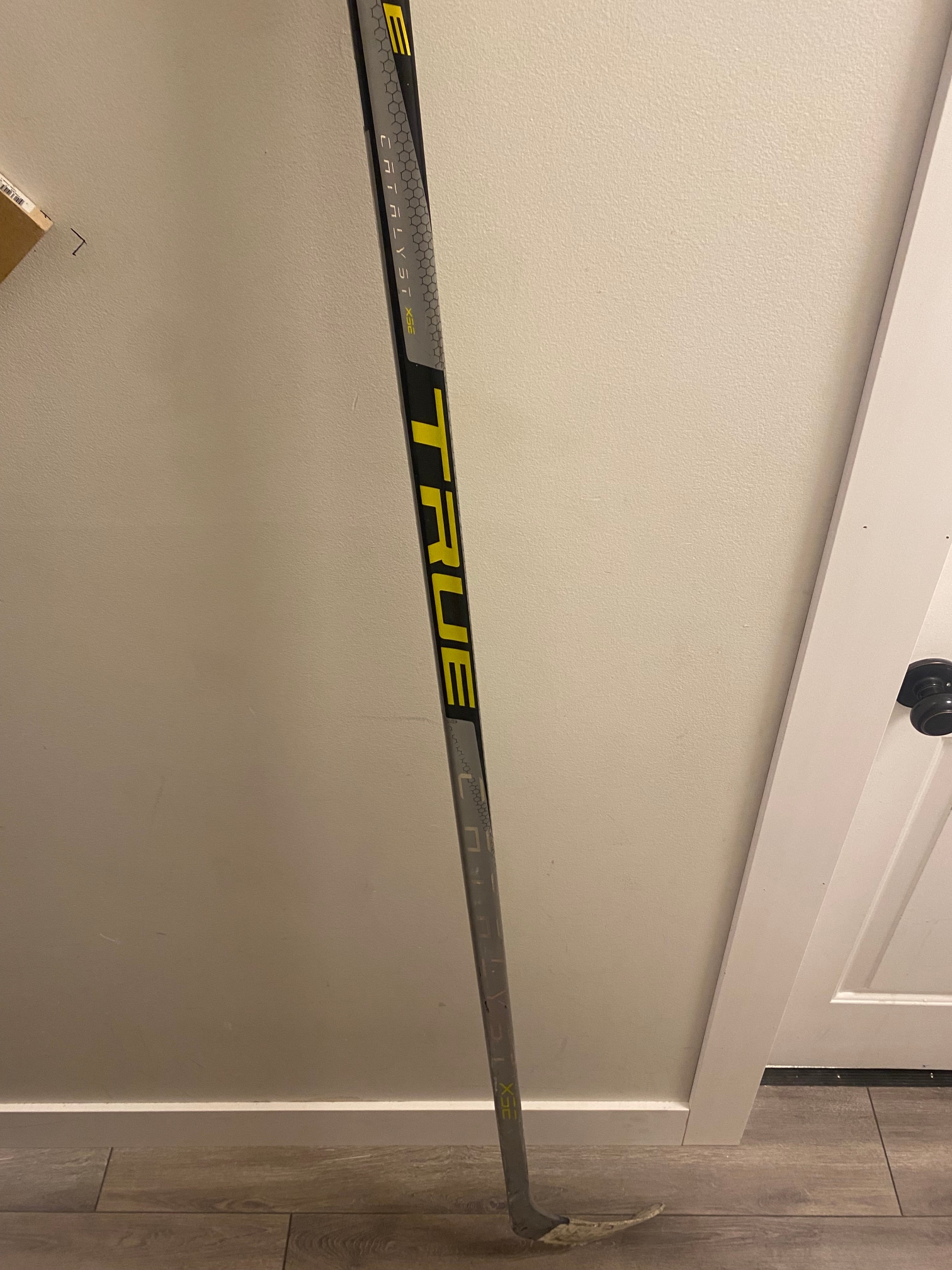 Senior Used Right Handed True Catalyst XSE Hockey Stick TC4