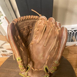 Relaxed/reconditioned Rawlings Youth Player Preferred-11.5’ RHT