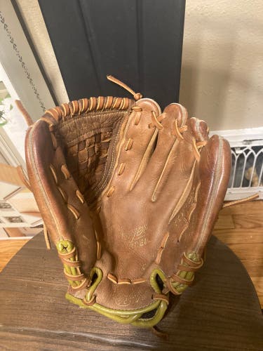 Relaxed/reconditioned Rawlings Youth Player Preferred-11.5’ RHT