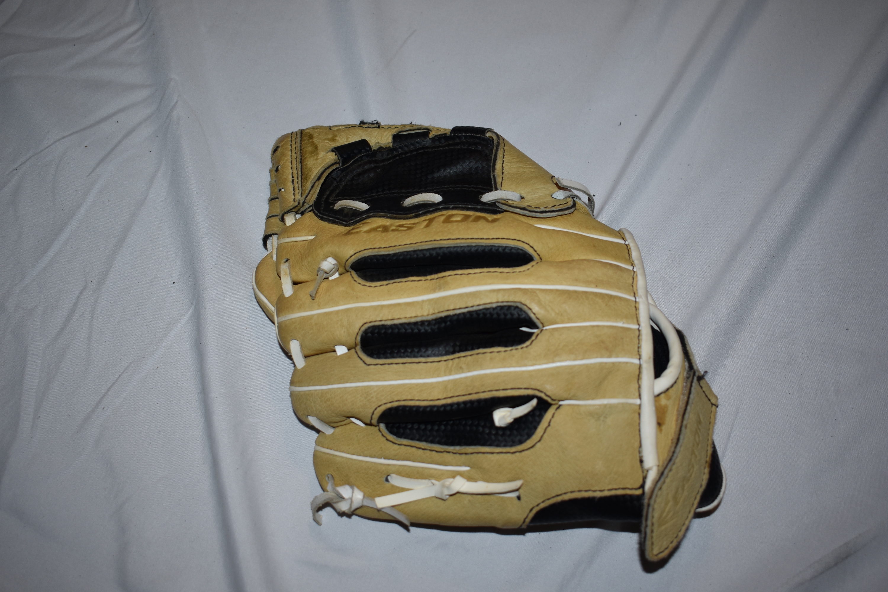 Easton Fastpitch Series Softball Glove NYFP1150, Brown/Black, 11.5 Inches