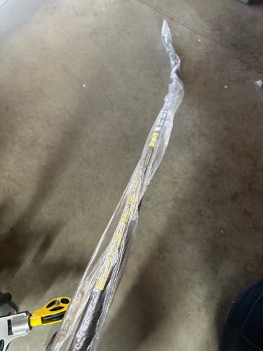 Senior Right Handed P28  Supreme 2S Pro Hockey Stick