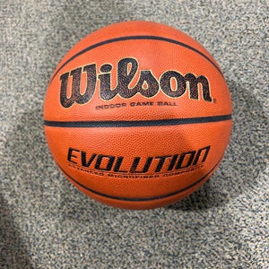 Wilson 28.5 Evolution Indoor Game Ball