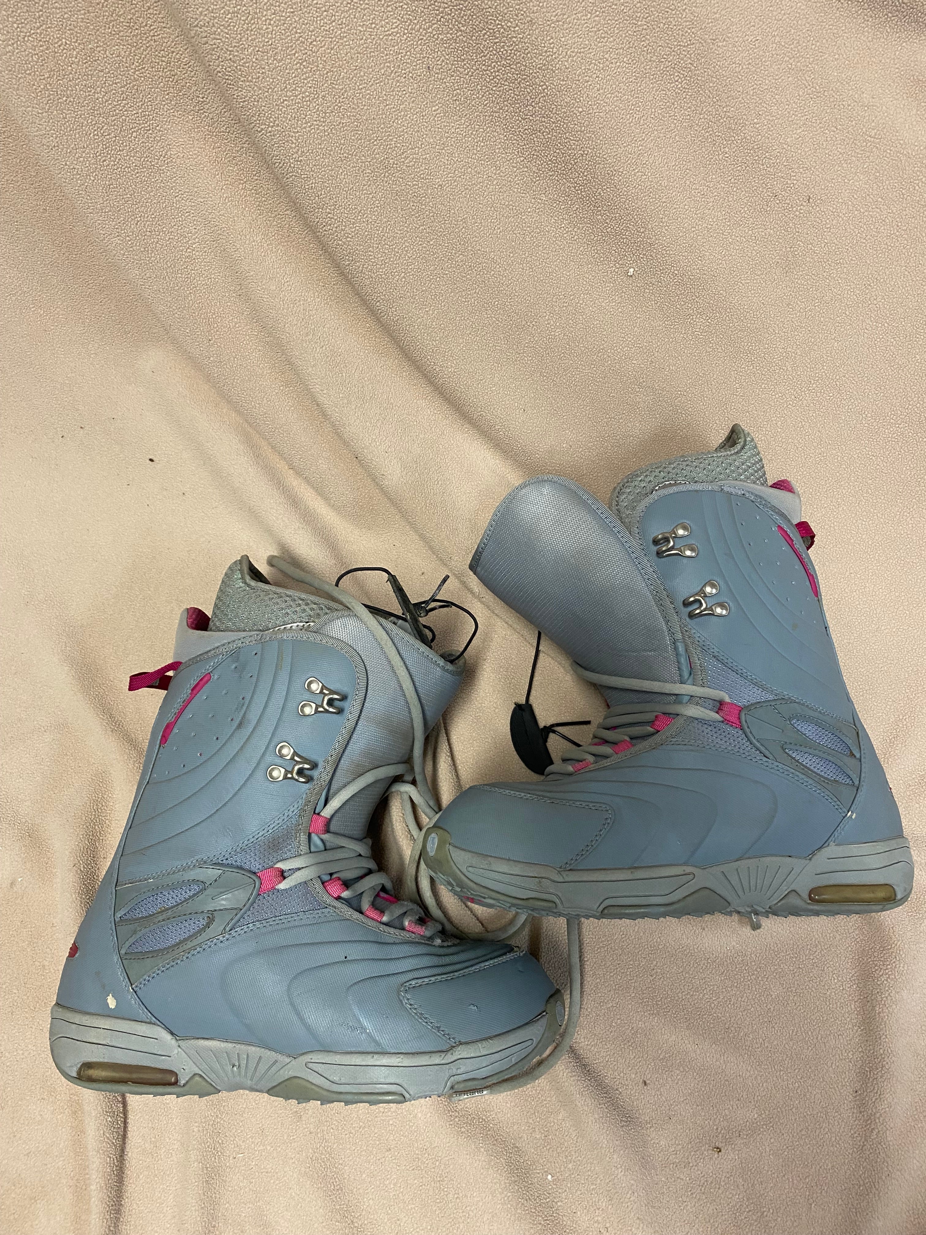 Women s Used Size 8.5 Women s 9.5 Burton Sapphire Snowboard