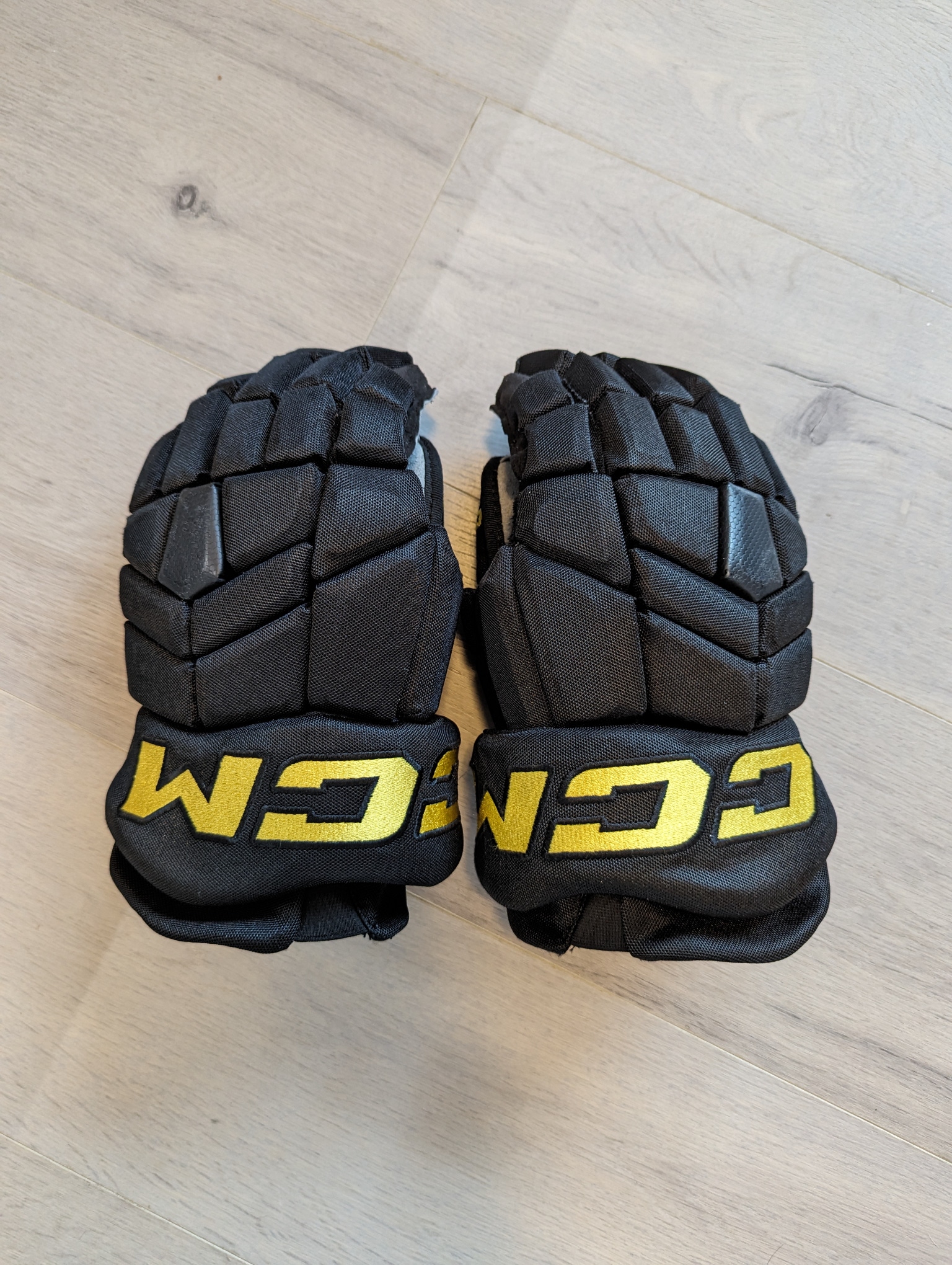Vancouver Canucks Skate Gloves - Andre Kuzmenko - Used CCM HGTK Gloves 14" Pro Stock