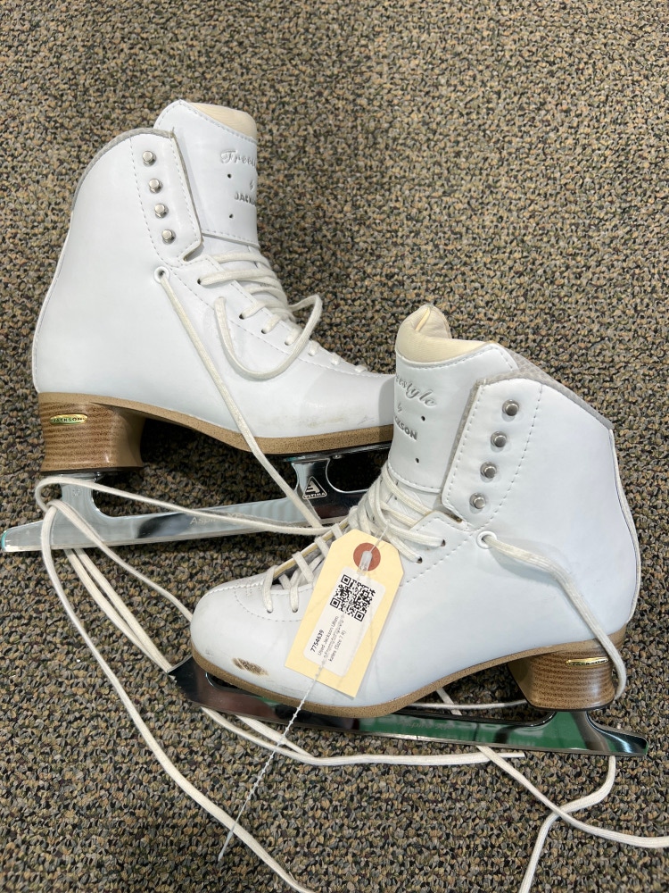Used Jackson Ultima Freestyle Figure Skates (Size 7 R)
