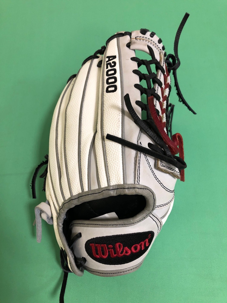 Like New Wilson A2000 T125 Right-Hand Throw Outfield Softball Glove (12.5")