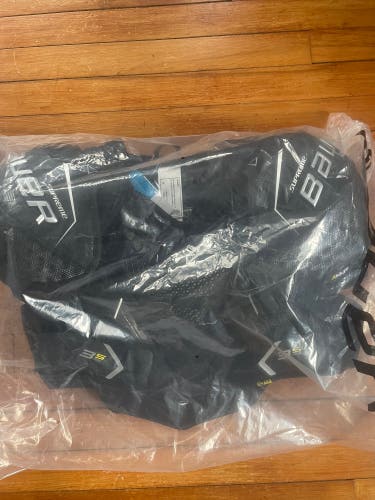 New Medium Bauer Supreme 3S Pro Shoulder Pads