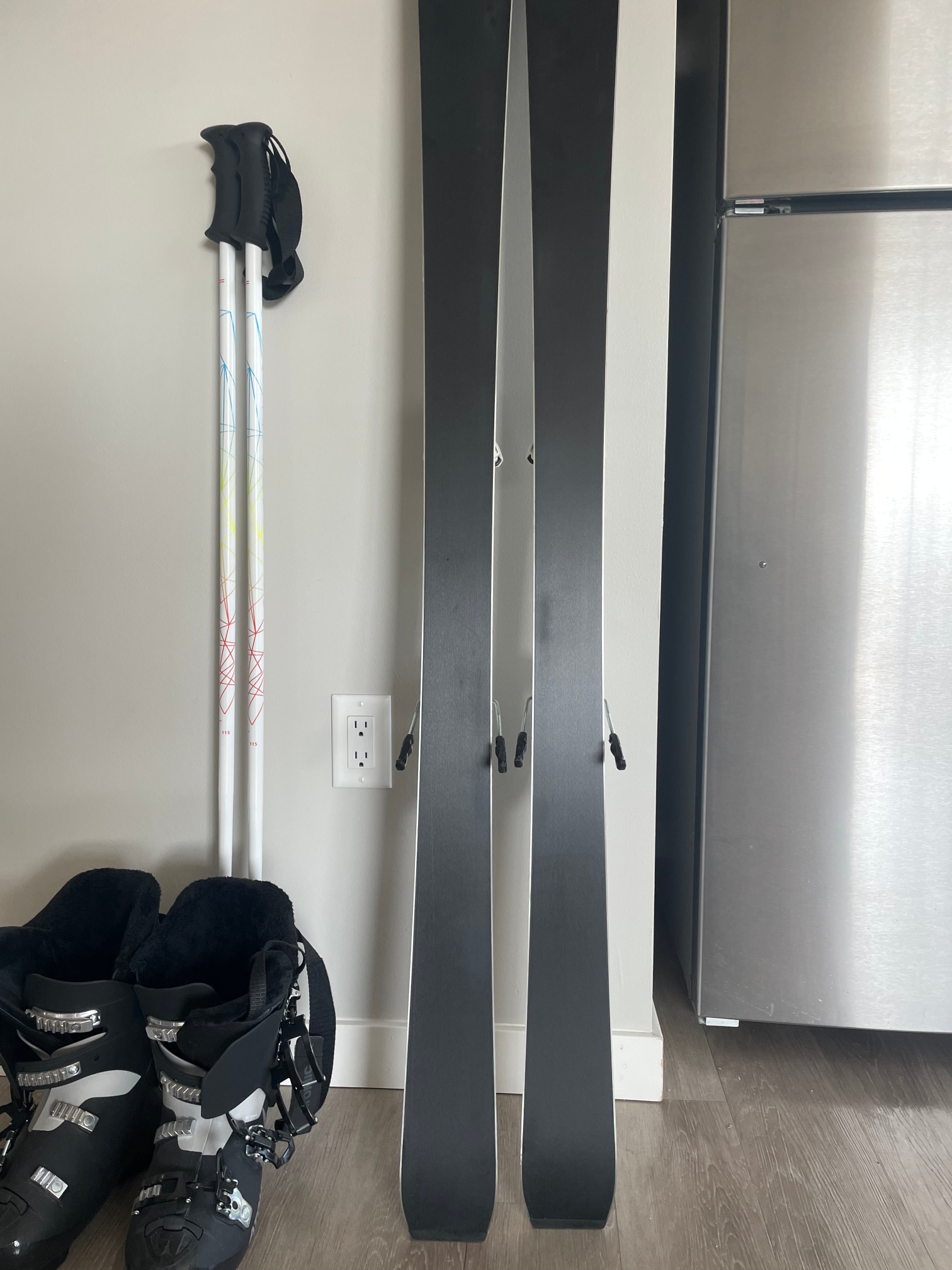 Used Women's 2022 Atomic 152 cm Vantage Skis With Bindings