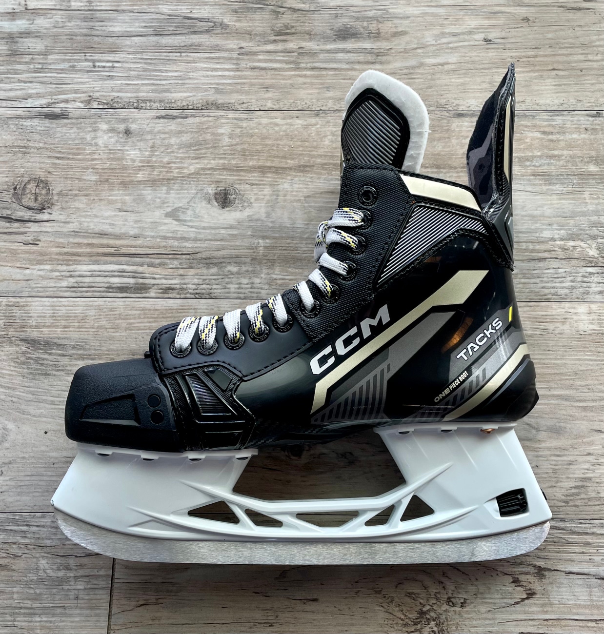 Senior Used CCM Tacks AS-570 Hockey Skates Regular Width 9
