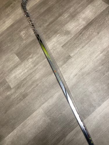 Senior New Right Handed Bauer Vapor Hyperlite Hockey Stick P28