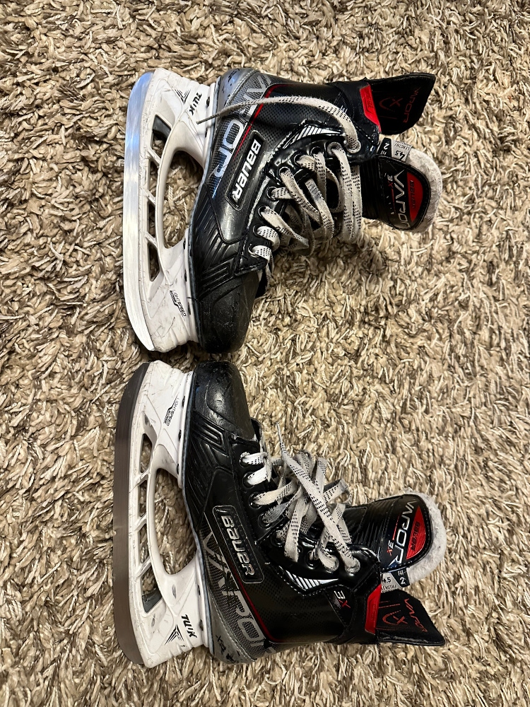 Intermediate Bauer Size 4.5 Vapor 3X Hockey Skates