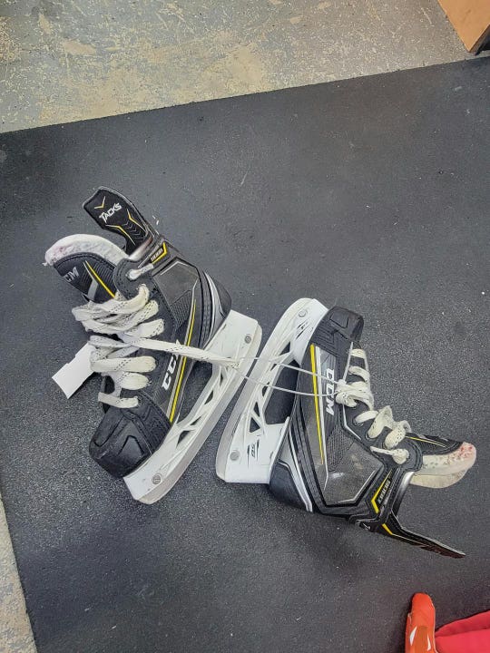 Used Ccm 9080 Junior 02.5 Ice Hockey Skates