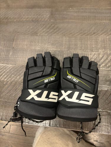 Used STX Medium Stallion 200 Lacrosse Gloves