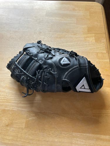 Akadema first baseman’s glove