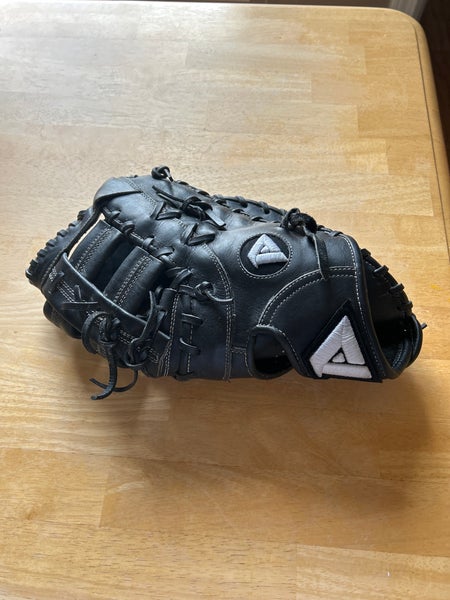 Akadema first baseman’s glove