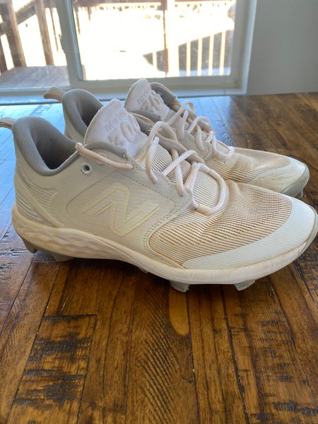 New Balance Men’s Fresh Foam 3000 V6 molded baseball cleat (Size 9 / color: white)