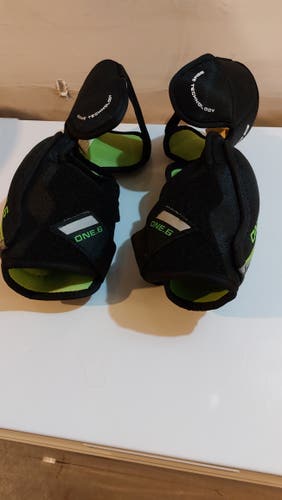 Medium Bauer Supreme One.6 Elbow Pads