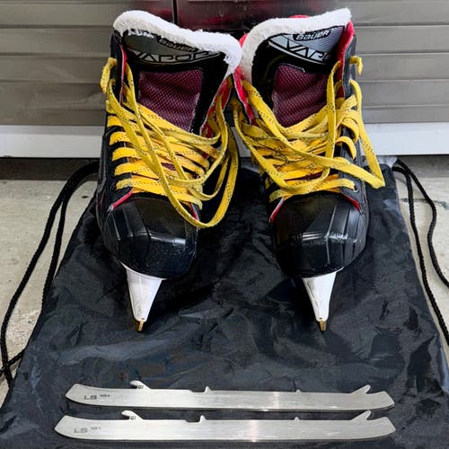 Bauer Vapor X2.7 Junior Goalie Skates (4.0 D) & Extra Blades