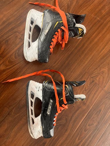 Junior Used Bauer Supreme 2S Pro Hockey Skates Regular Width Size 3.5