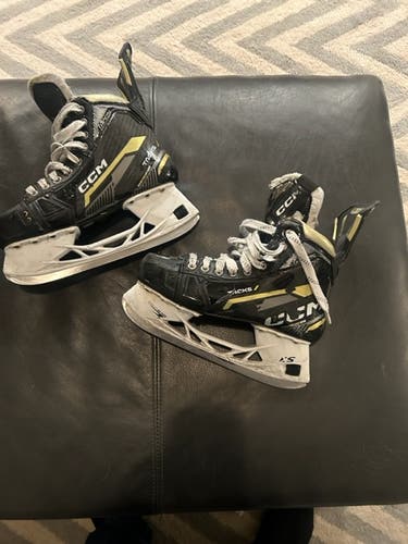 Intermediate Used CCM AS-V Pro Hockey Skates Regular Width Pro Stock Size 5