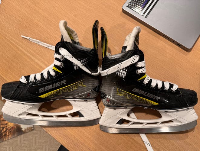 Junior Bauer Regular Width  Size 3 Vapor X4 Hockey Skates