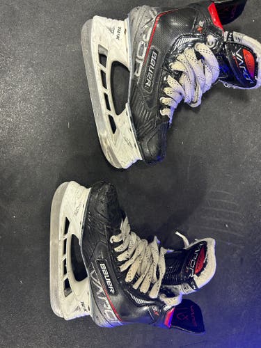 Used Junior Bauer Vapor 3X Hockey Skates Regular Width Size 4.5