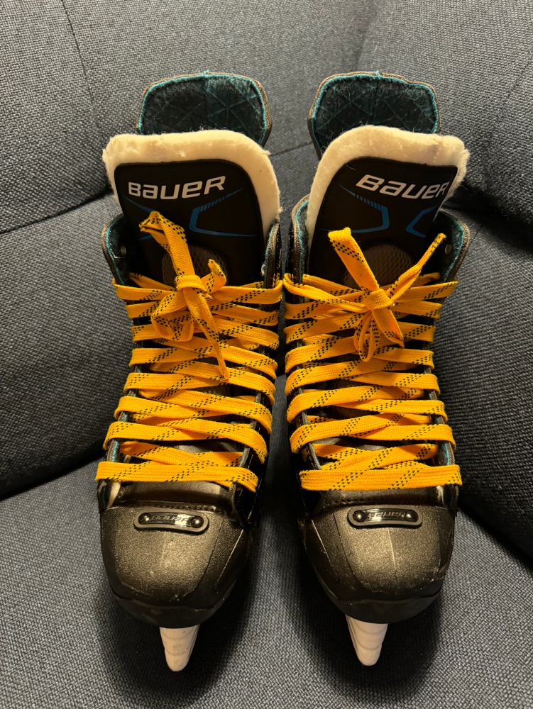 Used Once! Bauer Intermediate Size 5 XLP Hockey Skates