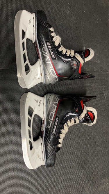 Intermediate Bauer Regular Width   Size 4.5 Vapor 3X Hockey Skates