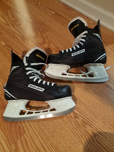 New Senior Bauer Supreme 140 Hockey Skates Regular Width 7