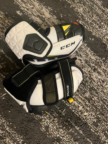 New Medium CCM Pro Stock Tacks Elbow Pads