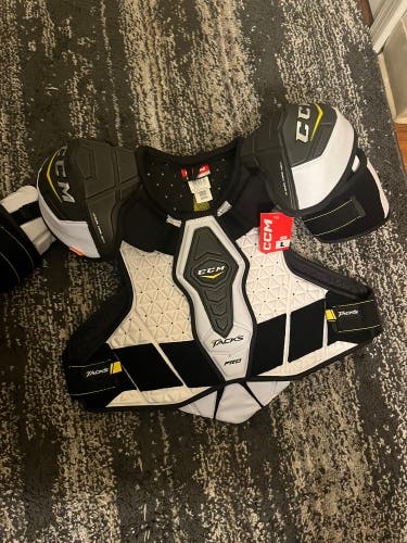Senior Large CCM Pro Stock Tacks Classic Pro Shoulder Pads