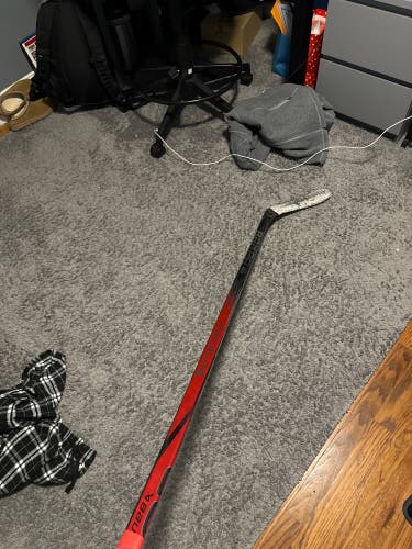 Intermediate Right Handed P28 Vapor Hyperlite 2 Hockey Stick