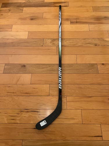 New Bauer Hyperlite 2 Hockey Stick P28/70 Flex/Right Handed