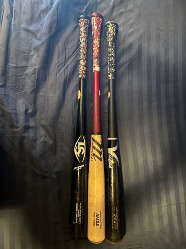 Used Louisville Slugger (-3)  33" MLB Prime Maple Bat