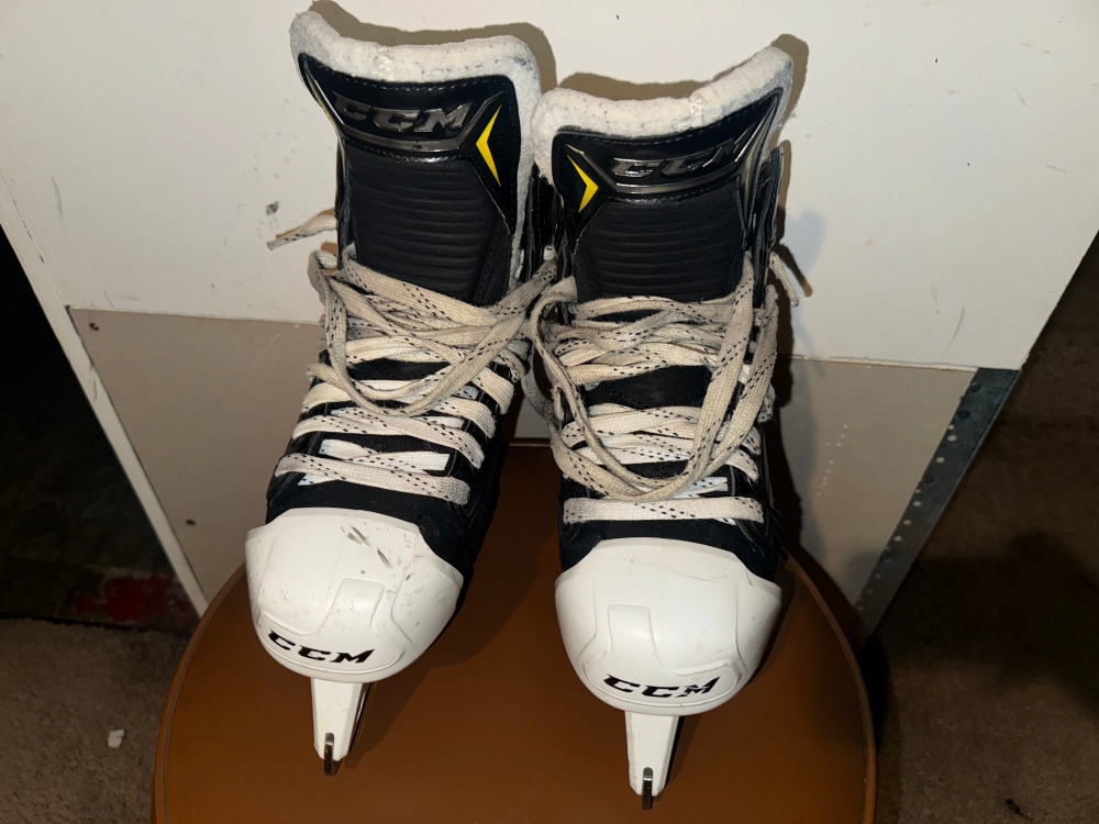 Used CCM Regular Width 9.5 Tacks 9080 Hockey Goalie Skates