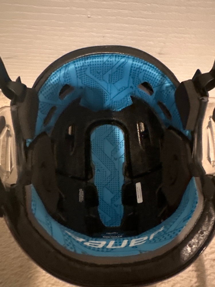 New Medium Bauer  Re-akt 65 Helmet