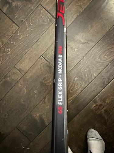 Intermediate Right Handed P28 JetSpeed 370 Hockey Stick