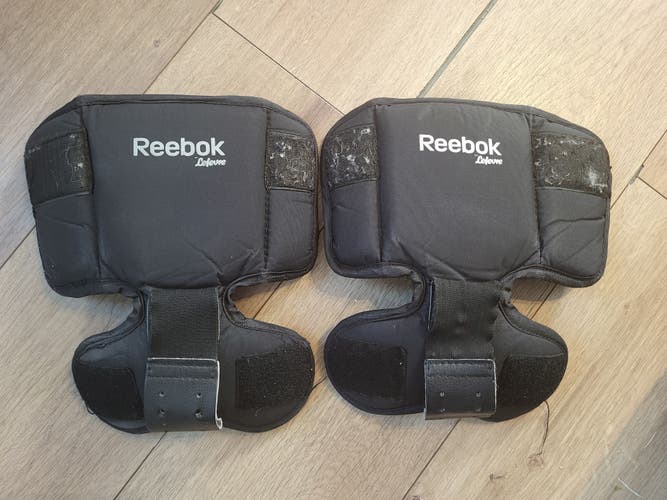 Used Reebok knee guard junior