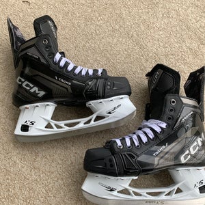 Used Intermediate CCM  Tacks Vector  Hockey Skates Regular Width 6.5