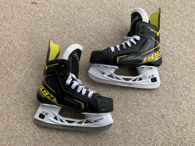 New Junior CCM SUPER TACKS 3370 Hockey Skates Regular Width Size 2.5